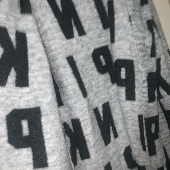 Robe - Picture 2 of 2